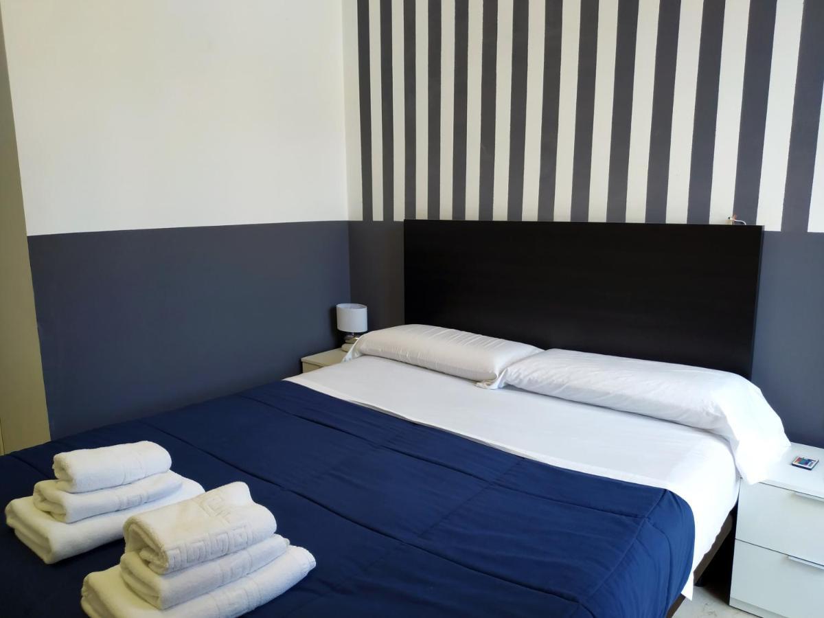 Flats Friends Plaza De La Reina Guest house 2*