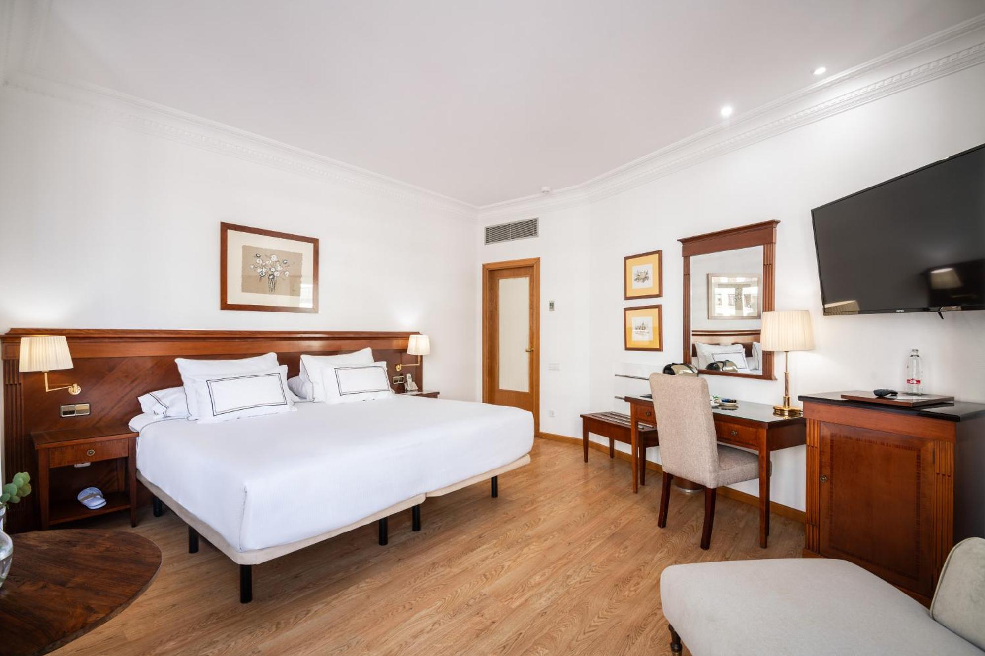 Melia Plaza 4*