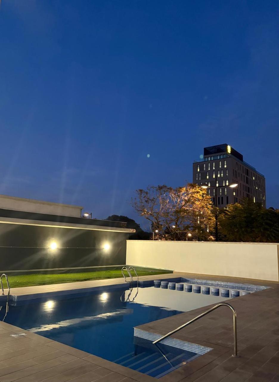 Luxury Apartment *
