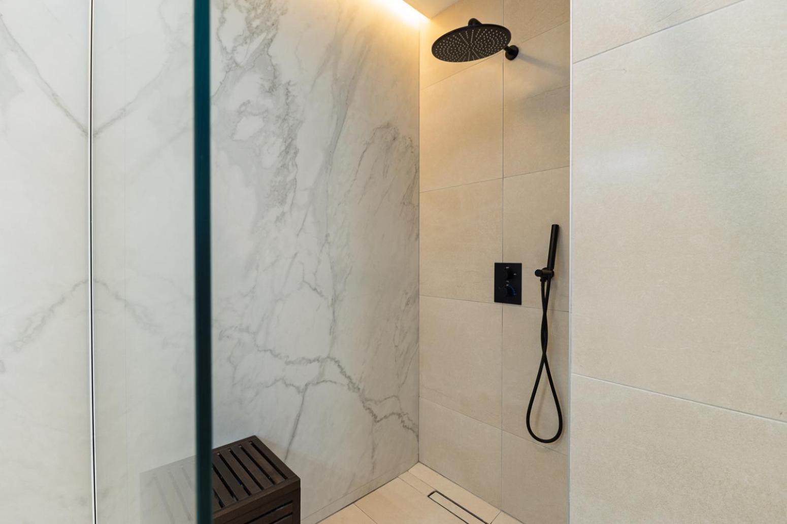 Explore Luxury Meets Comfort Apartment *