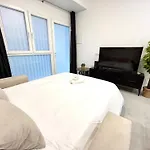 Convenient, Charming Apartment 15 Mins From City Center
