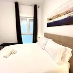 Convenient, Charming Apartment 15 Mins From City Center