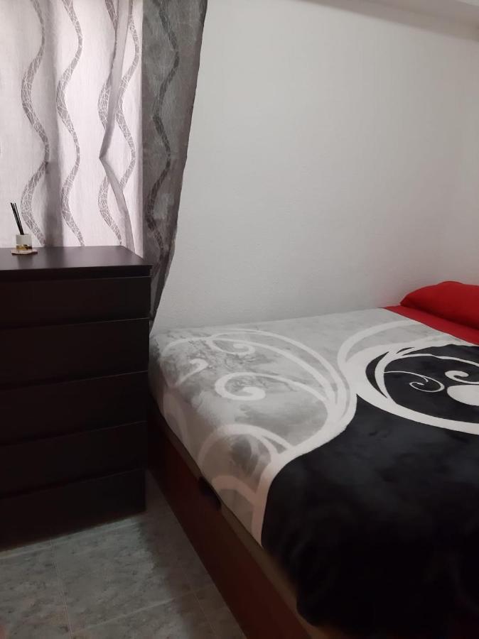 Pequena En Piso Compartido Con 2 Adultos *