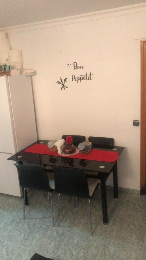 Pequena En Piso Compartido Con 2 Adultos Homestay