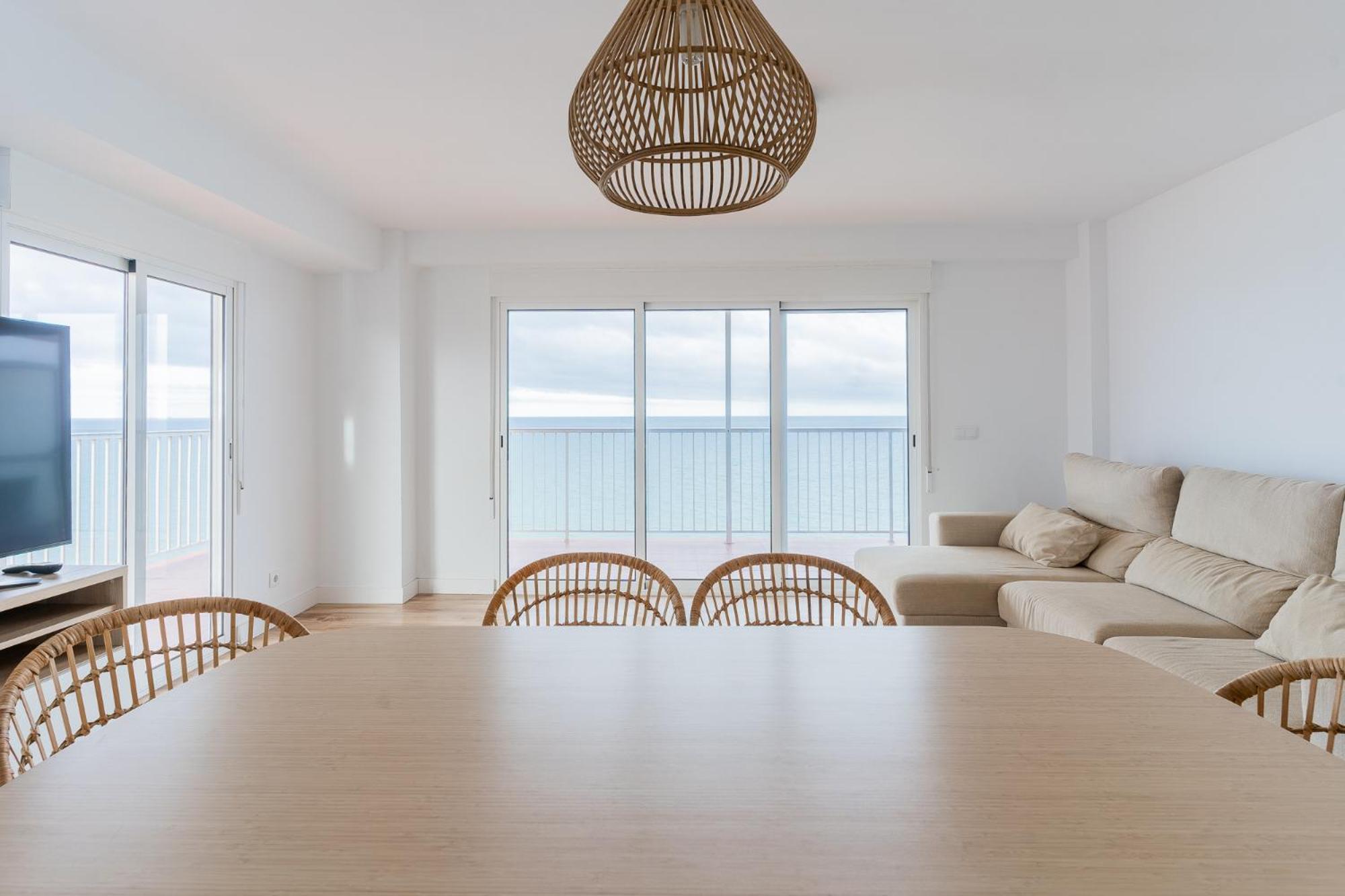 Ocean's Whisper: Les Palmeres Seaview Sanctuary Apartment Valencia