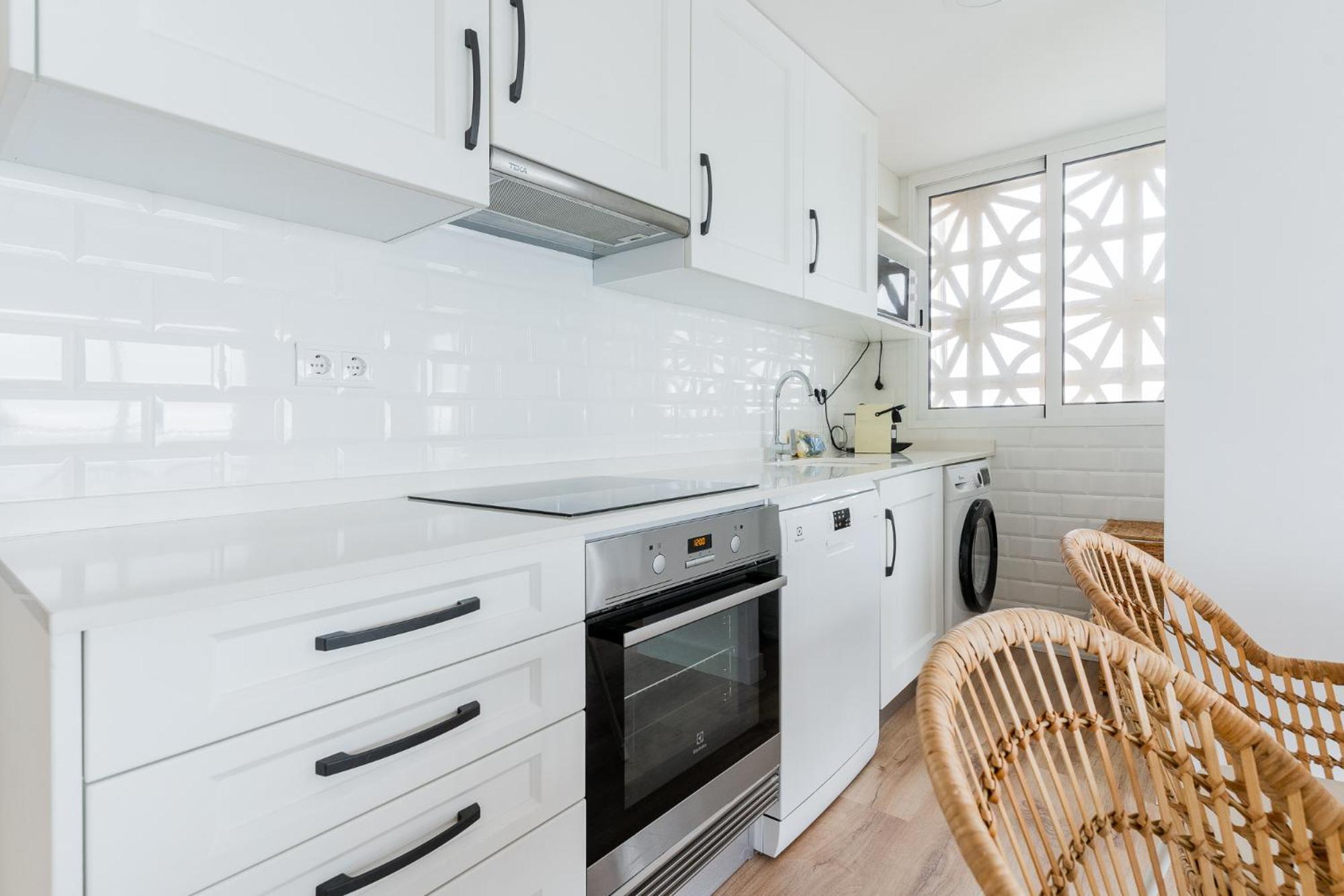 Ocean's Whisper: Les Palmeres Seaview Sanctuary Apartment Valencia