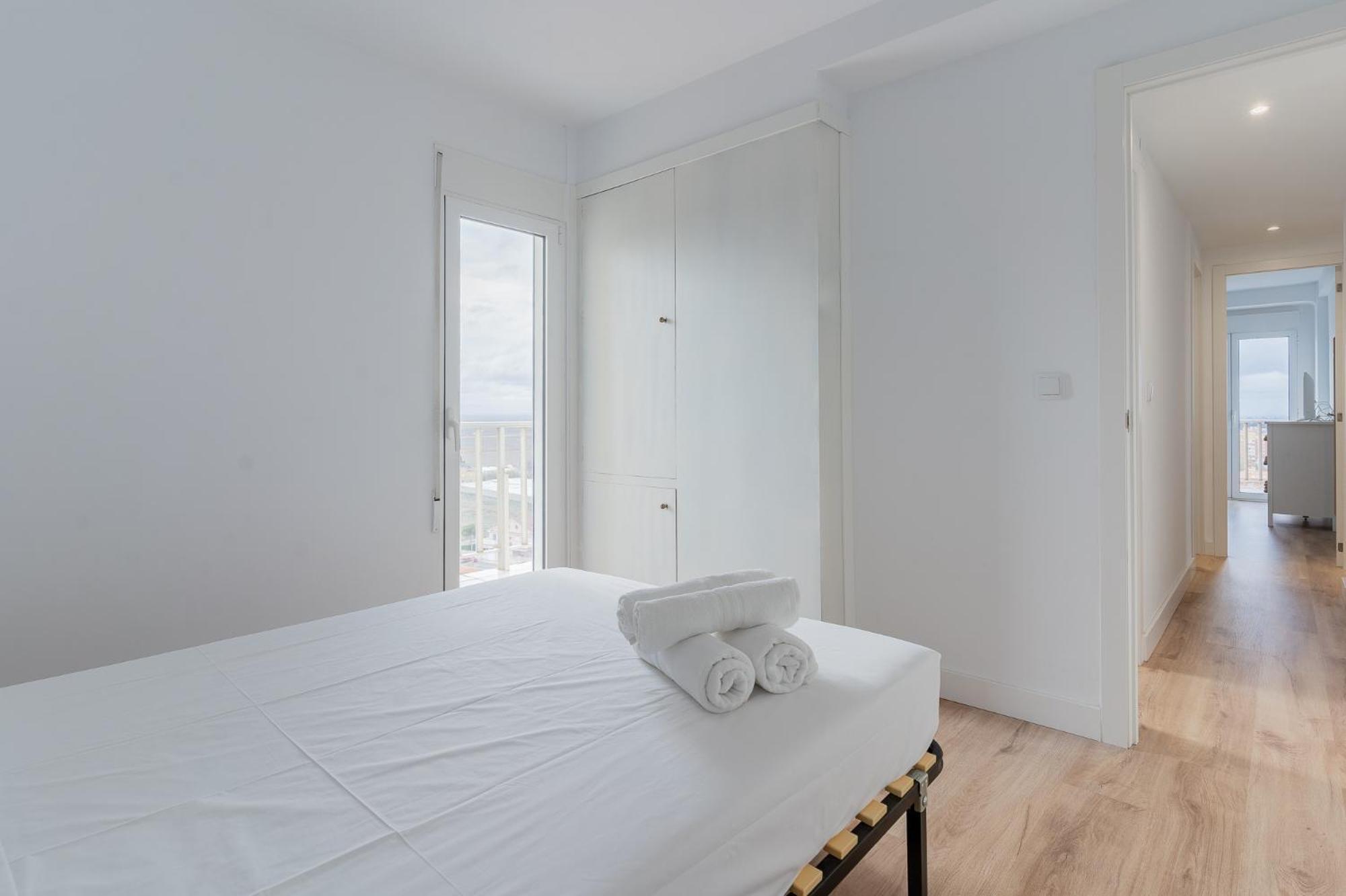 Ocean's Whisper: Les Palmeres Seaview Sanctuary Apartment Valencia