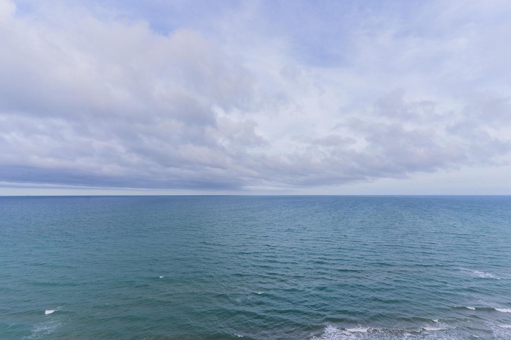 Apartment Ocean's Whisper: Les Palmeres Seaview Sanctuary Valencia