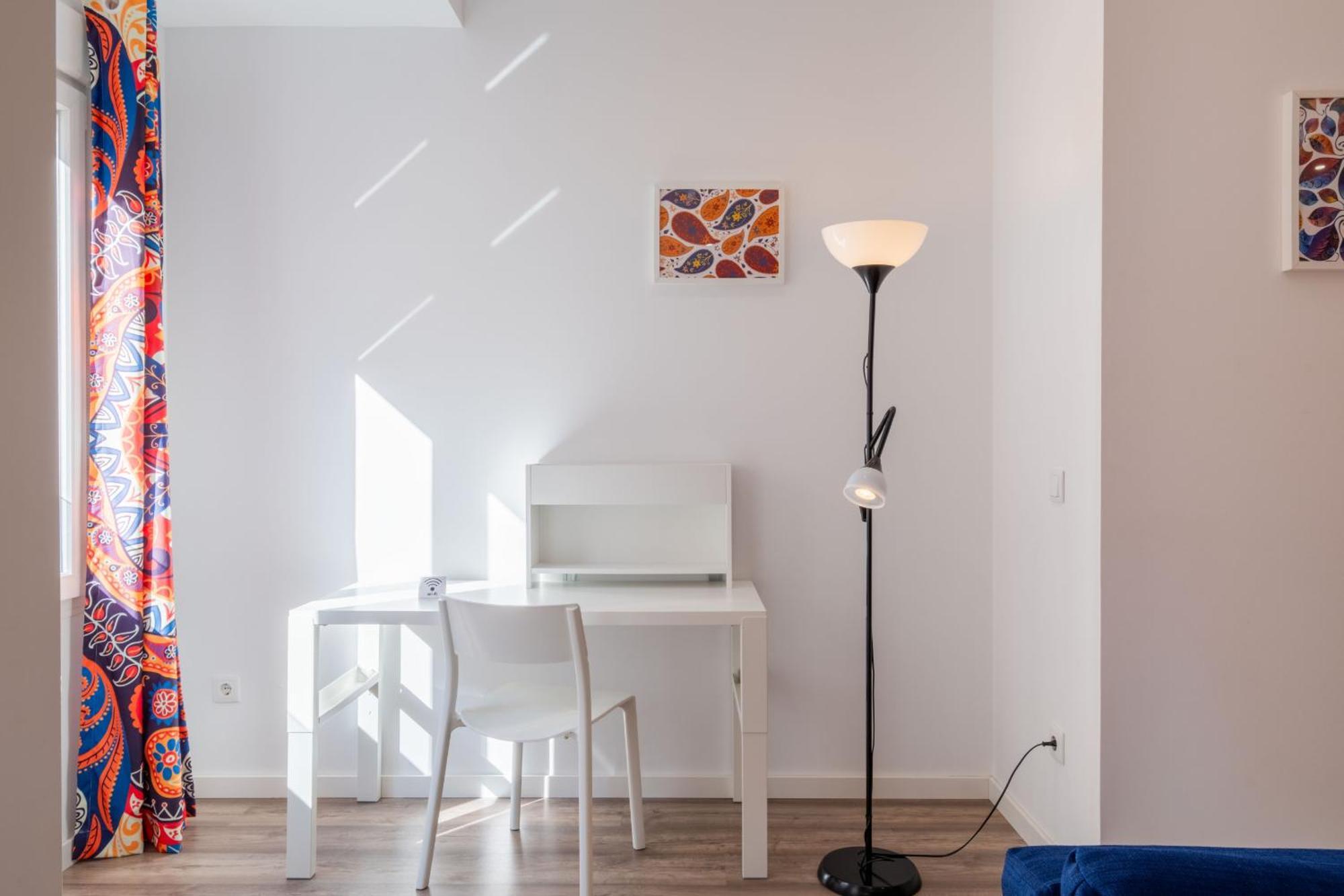 Spacious Clean & Colorful Quiet Zone Apartment