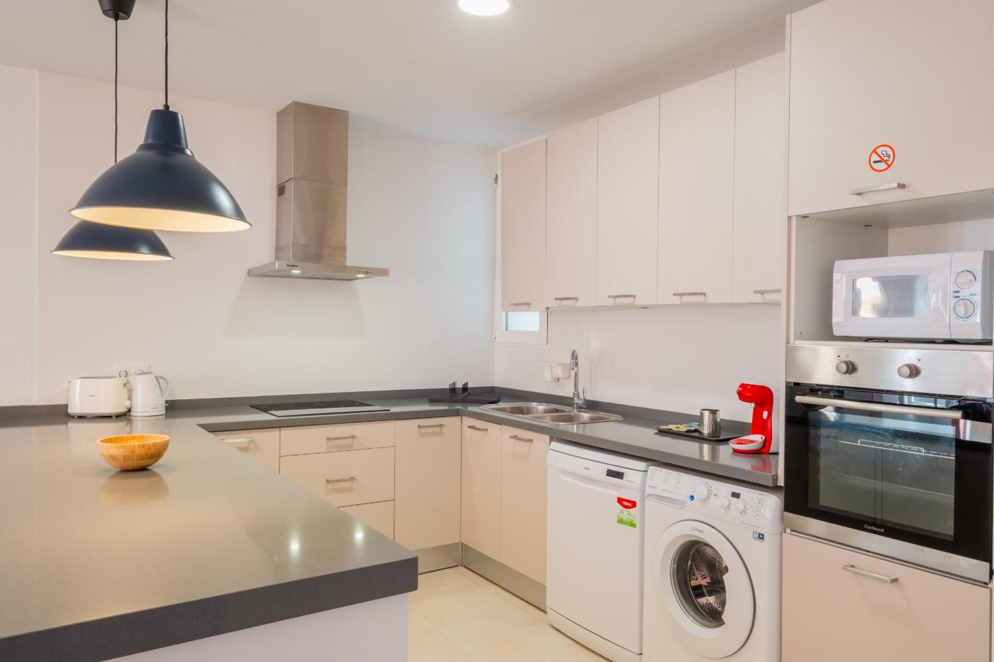 Spacious Clean & Colorful Quiet Zone Apartment *