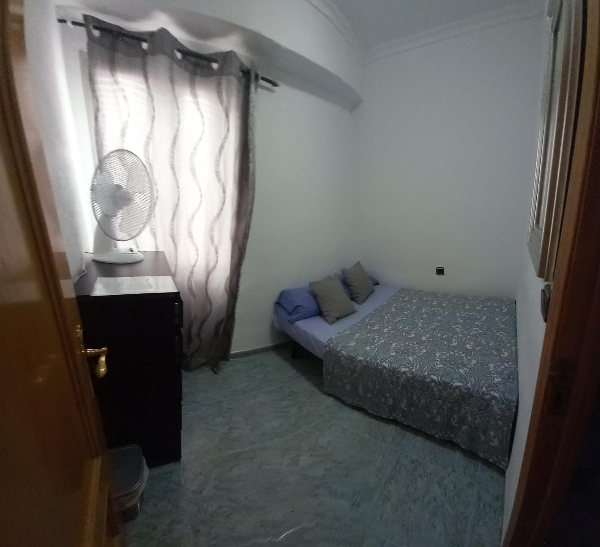 Pequena En Piso Compartido Con 2 Adultos *