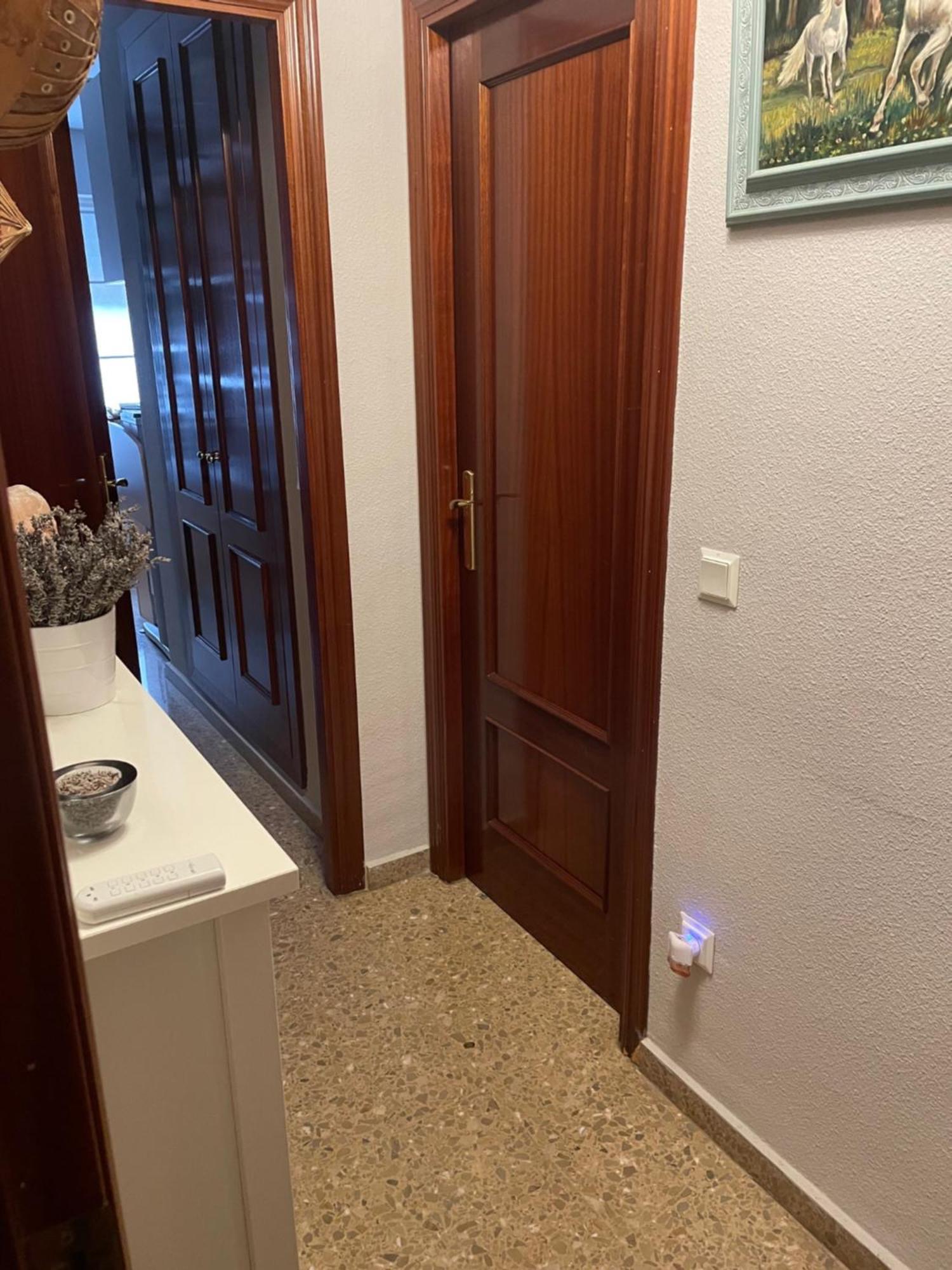 Chica En Vivienda Compartida Con Anfitrion Hombre * Valência