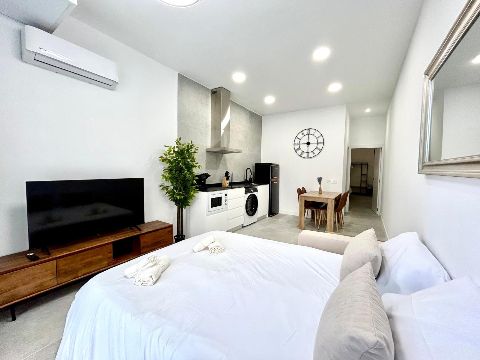 Urban Escape - Comfort Meets Luxury Apartment *