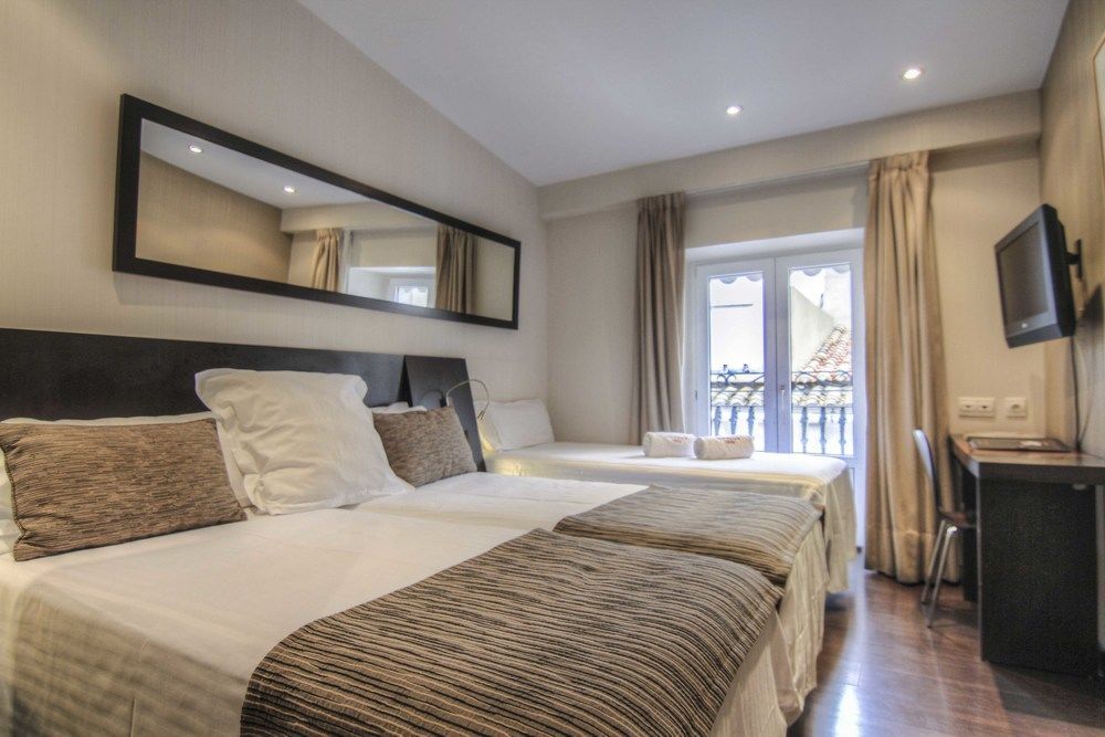 Hotel Petit Palace Plaza De La Reina 3*