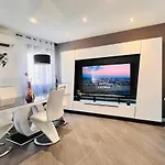 Charming Apartment Near The Beach