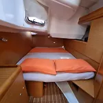 Velero Monia