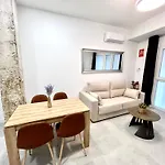 Convenient, Charming Apartment 15 Mins From City Center