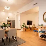 Habitacion Con Terraza Y Bano Privado Y Comodidades Compartidas