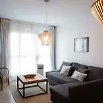 Beautiful One Bedroom Wifi Apartment Near Beach
