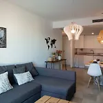 Beautiful One Bedroom Wifi Apartment Near Beach