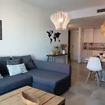 Beautiful One Bedroom Wifi Apartment Near Beach