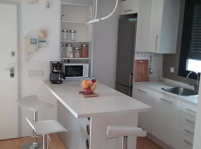 Lovely 2 Bedroom Terrace Wifi Parking Ac Heating Attic