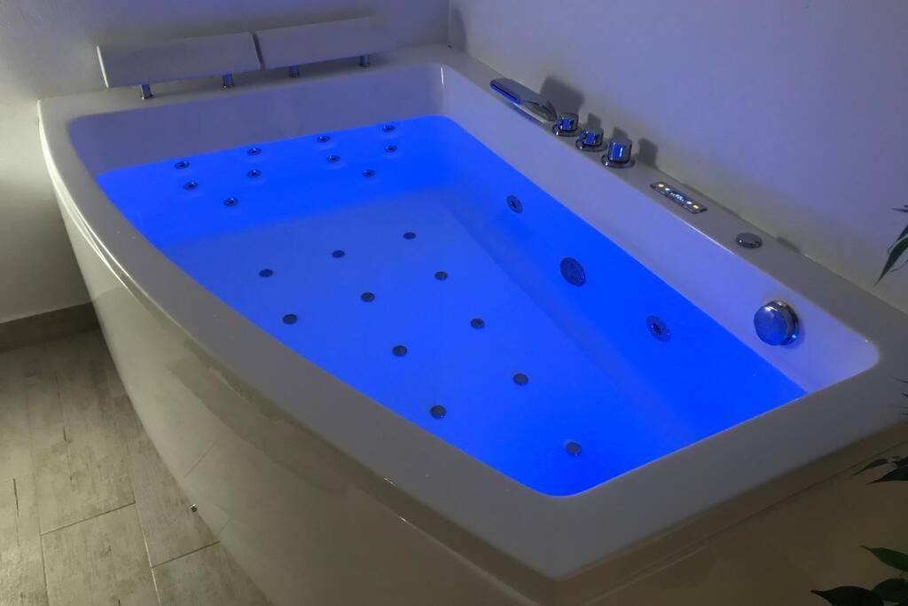 With Jacuzzi Free Wifi Apartment