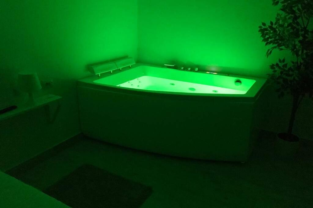 With Jacuzzi Free Wifi Apartment *