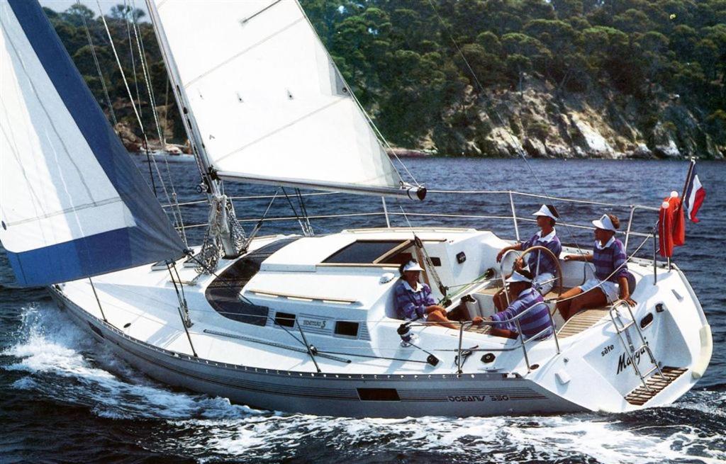 Botel Velero Jaws Evasion