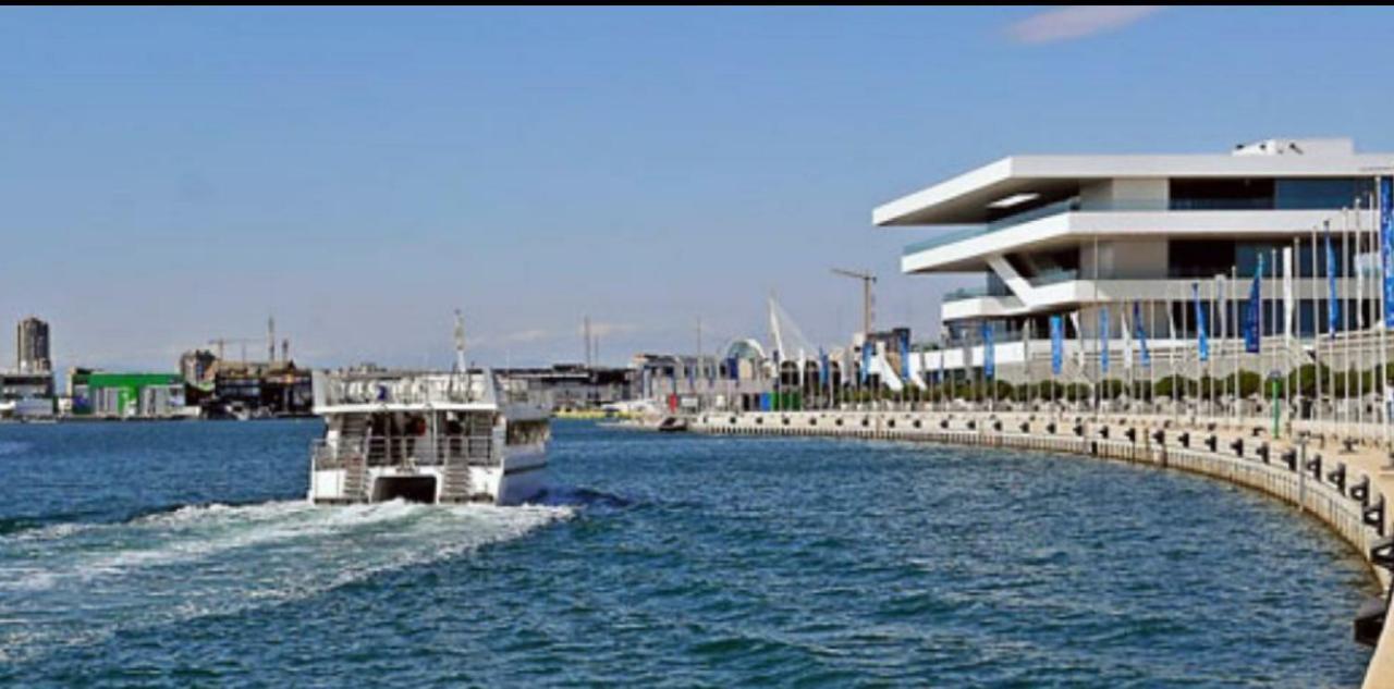 Velero Jaws Evasion Botel Valencia