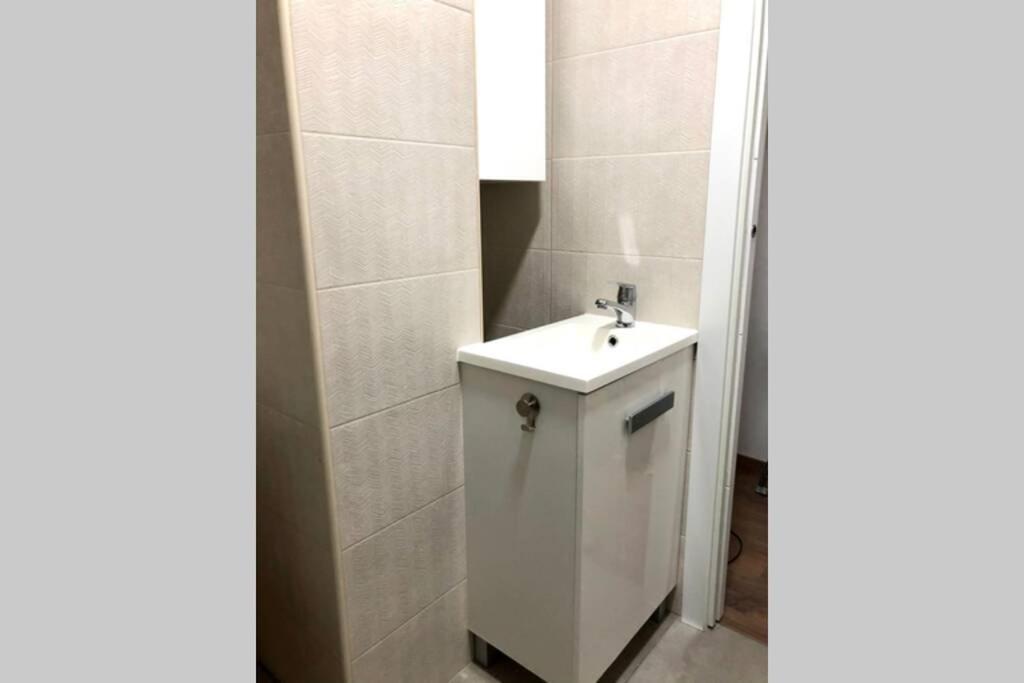 Beautiful And Renovated In The Center Apartment *