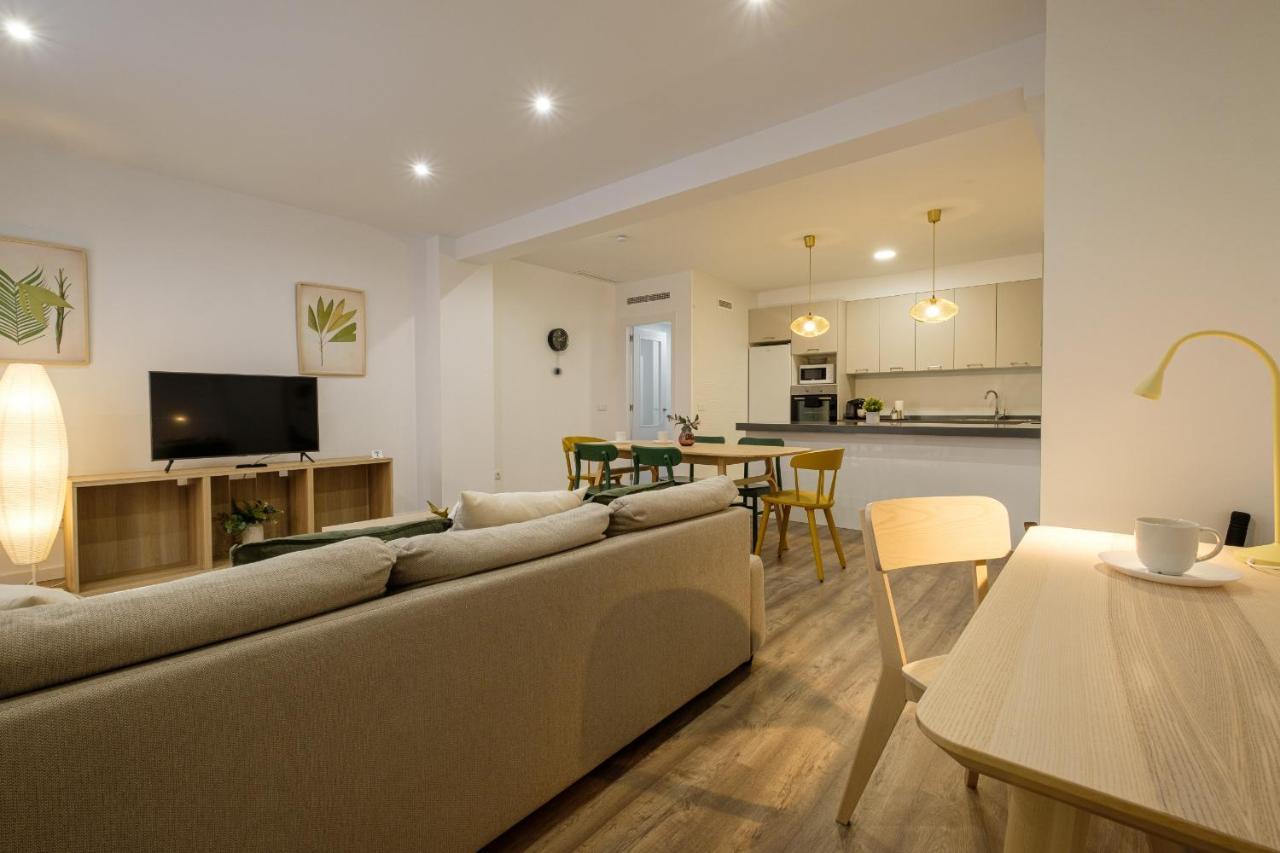 With Fluffy Beds & Private Patio * Valencia