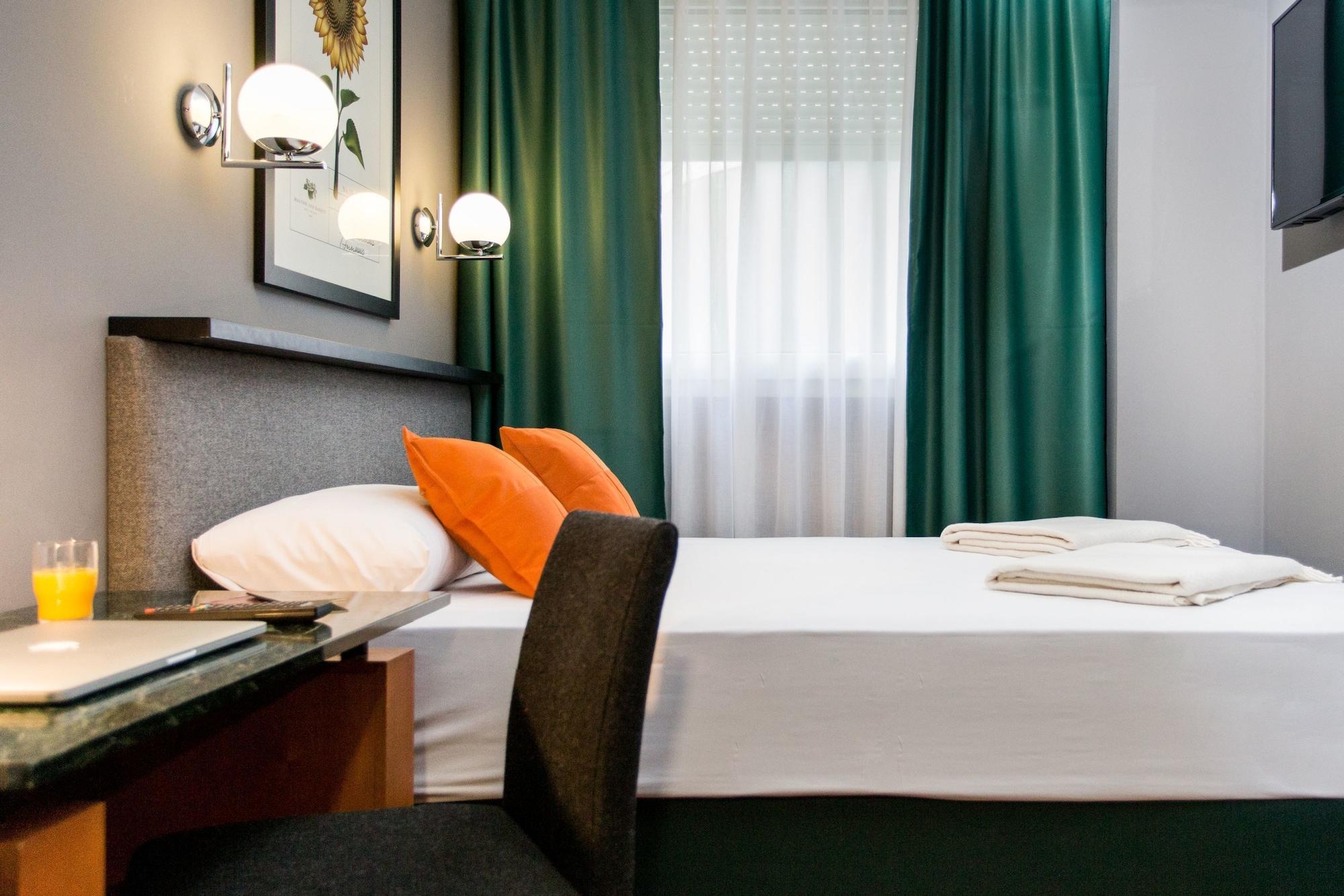 Malcom And Barret Hotel 3*