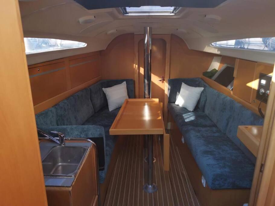 Excelente Velero En Botel