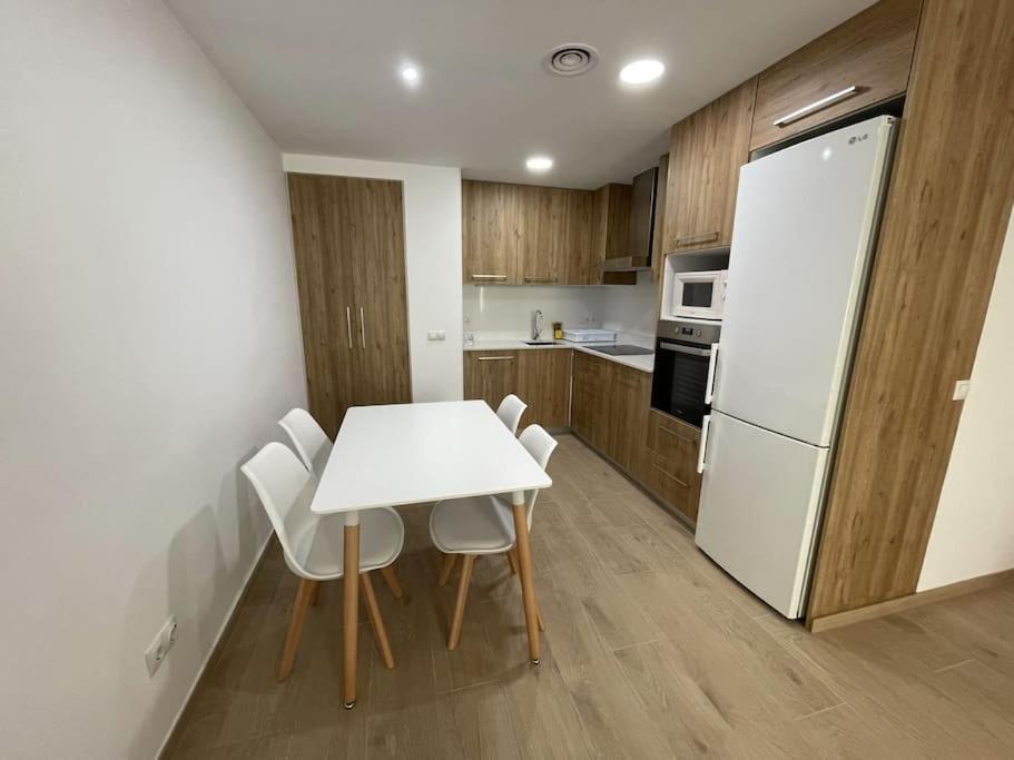 Apartment Malvarrosa 5px 2bth 5 Min Beach. Wifi. *