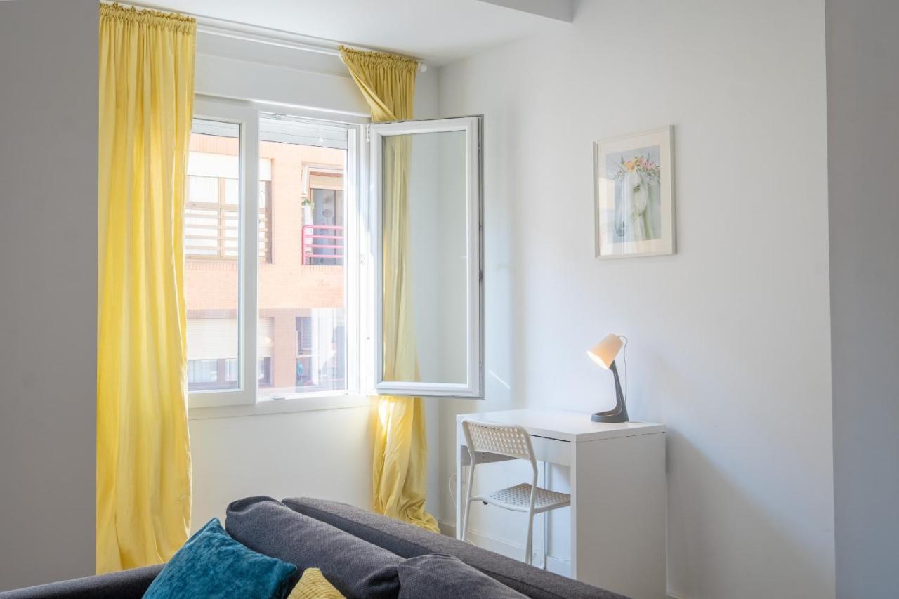 Modern, Stylish With Balcony Apartment *