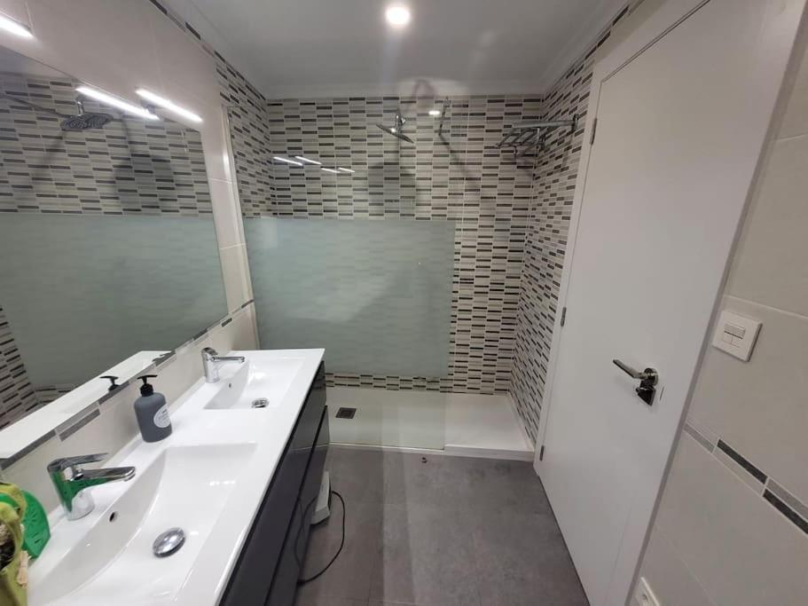 Precioso Reformado Con Terraza, 4 Habs Apartment