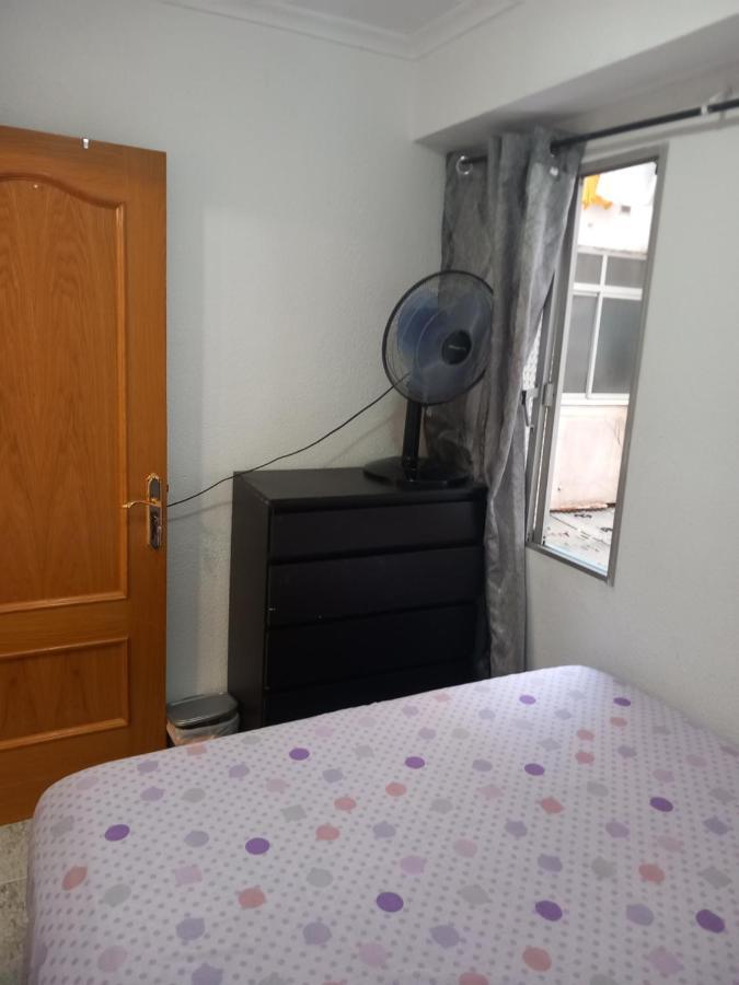 Pequena En Piso Compartido Con 2 Adultos