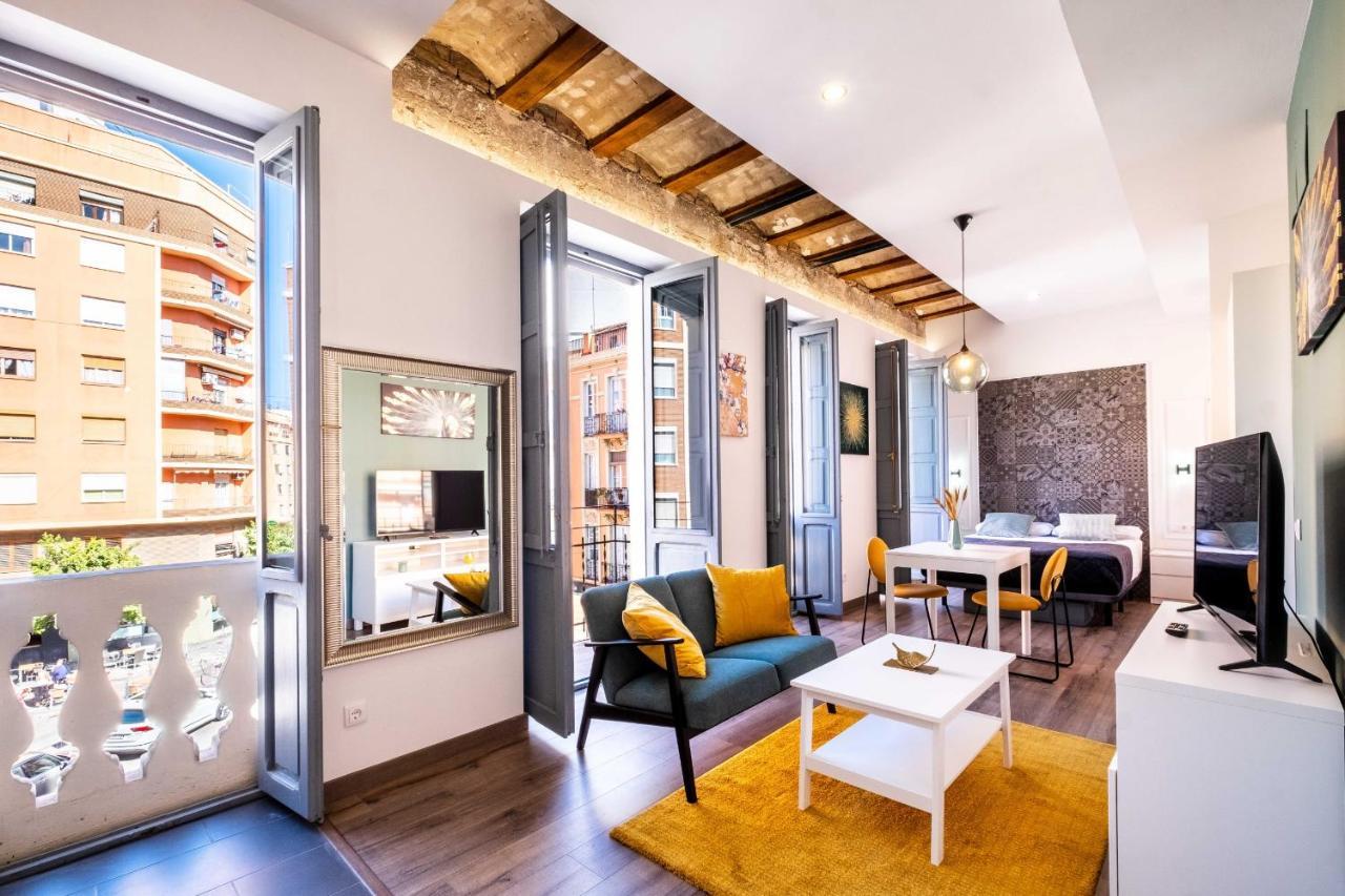 Apartment Beautifully Designed With Lots Of Natural Light *