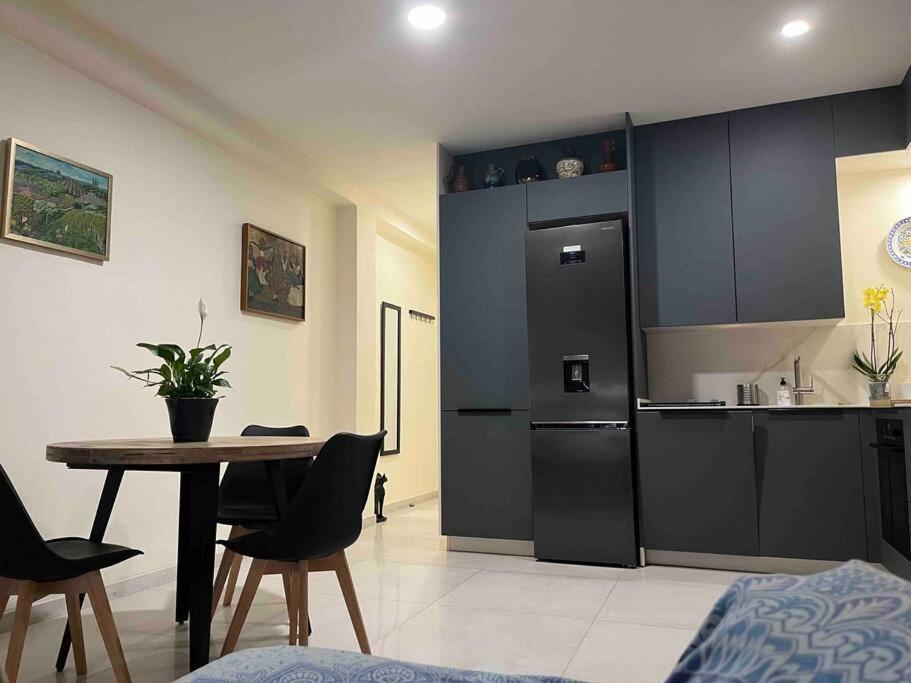 Modern In Heart Of Apartment