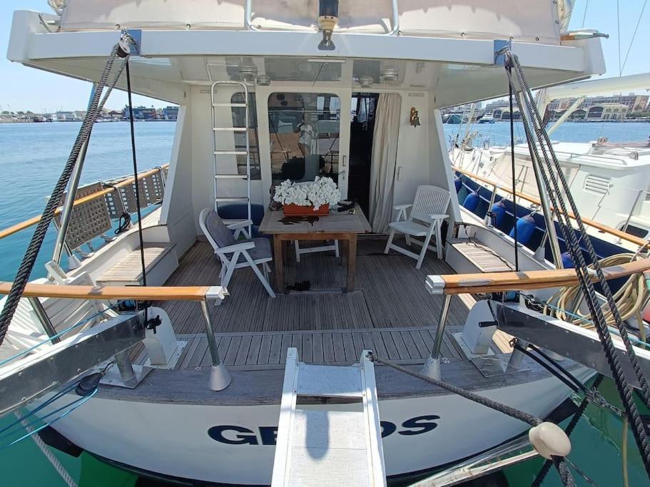Botel Noche Insolita En Yate De 16m A 2 Minutos De La Playa *