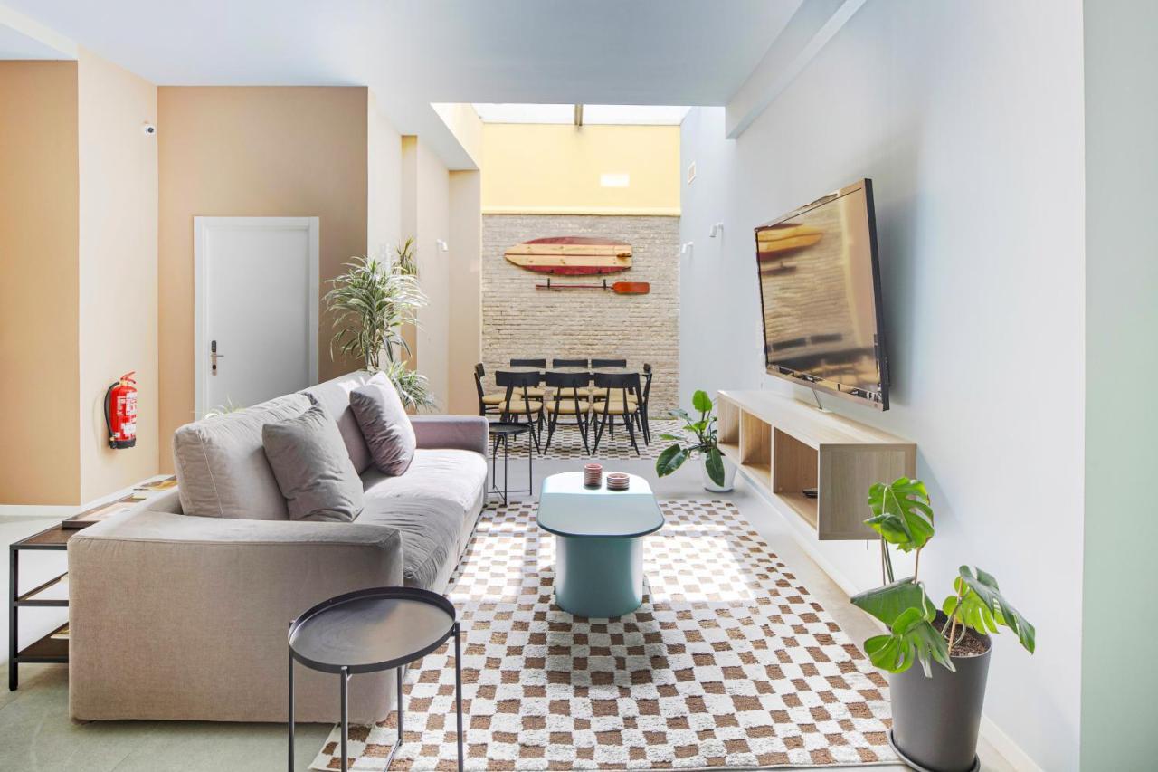 Estudio En Malvarrosa A Metros De La Playa, Con Terraza Y Zonas Comun * Valencia