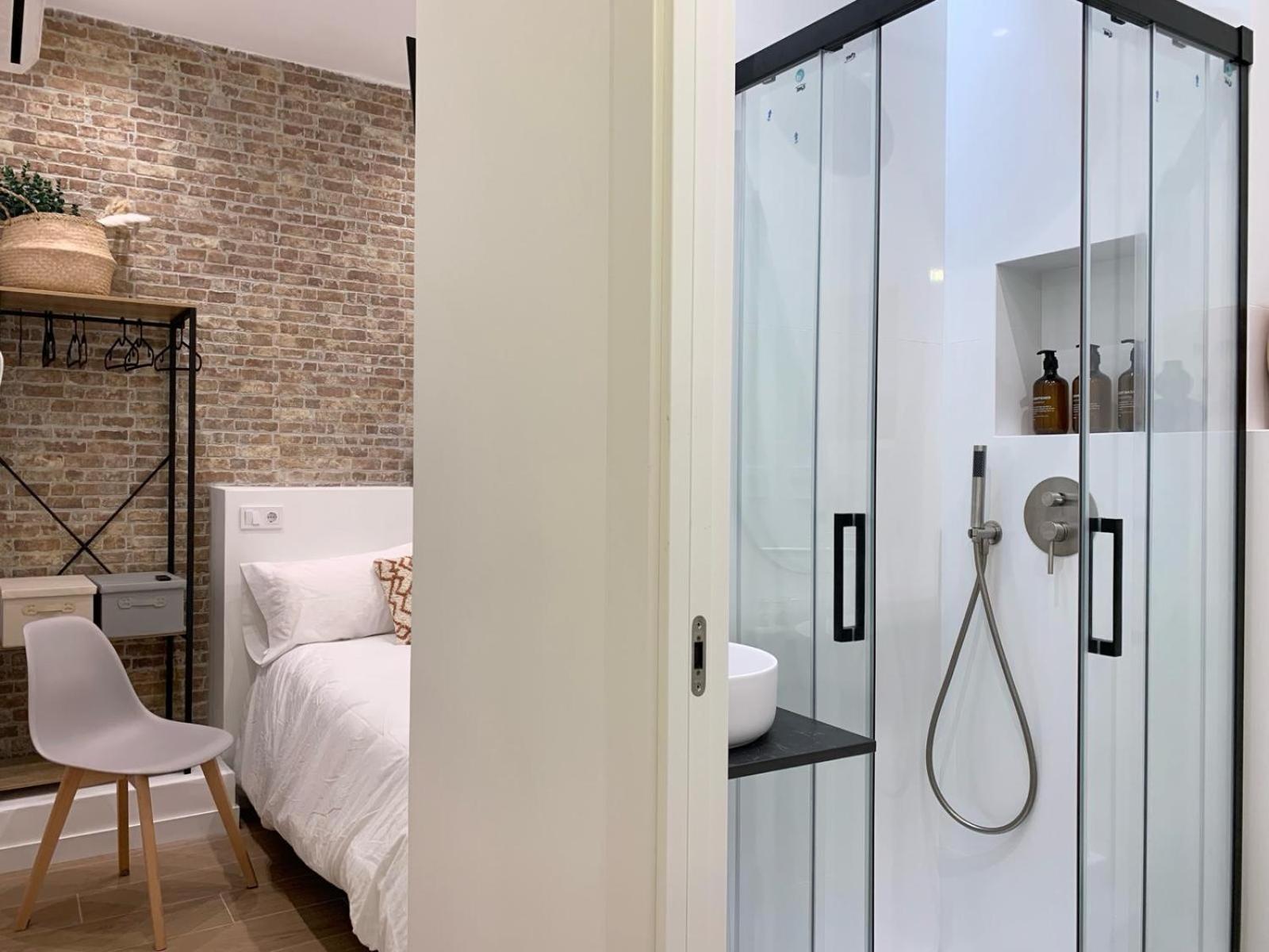 Valencia Beach Rooms Homestay *