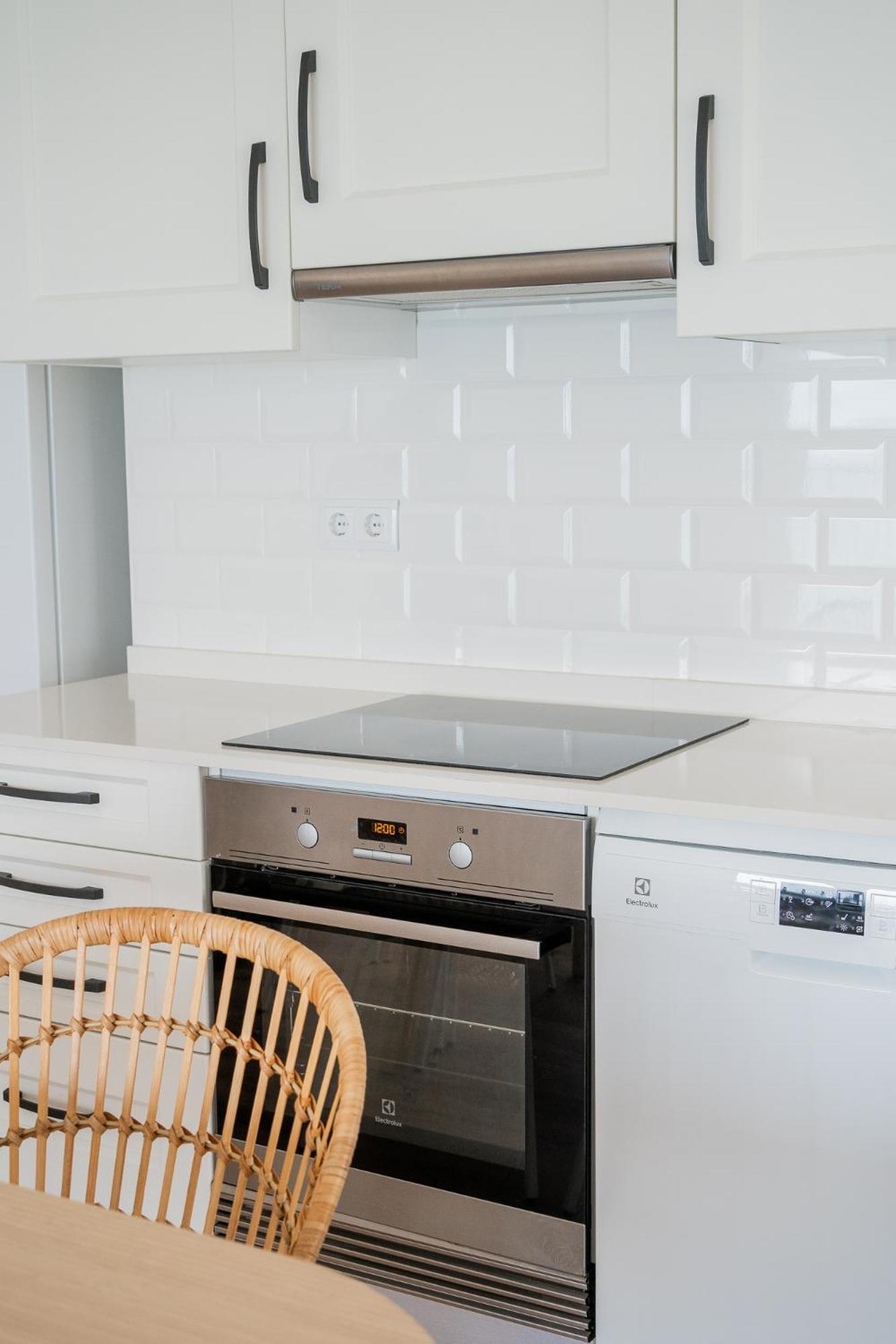 Ocean's Whisper: Les Palmeres Seaview Sanctuary Apartment Valencia