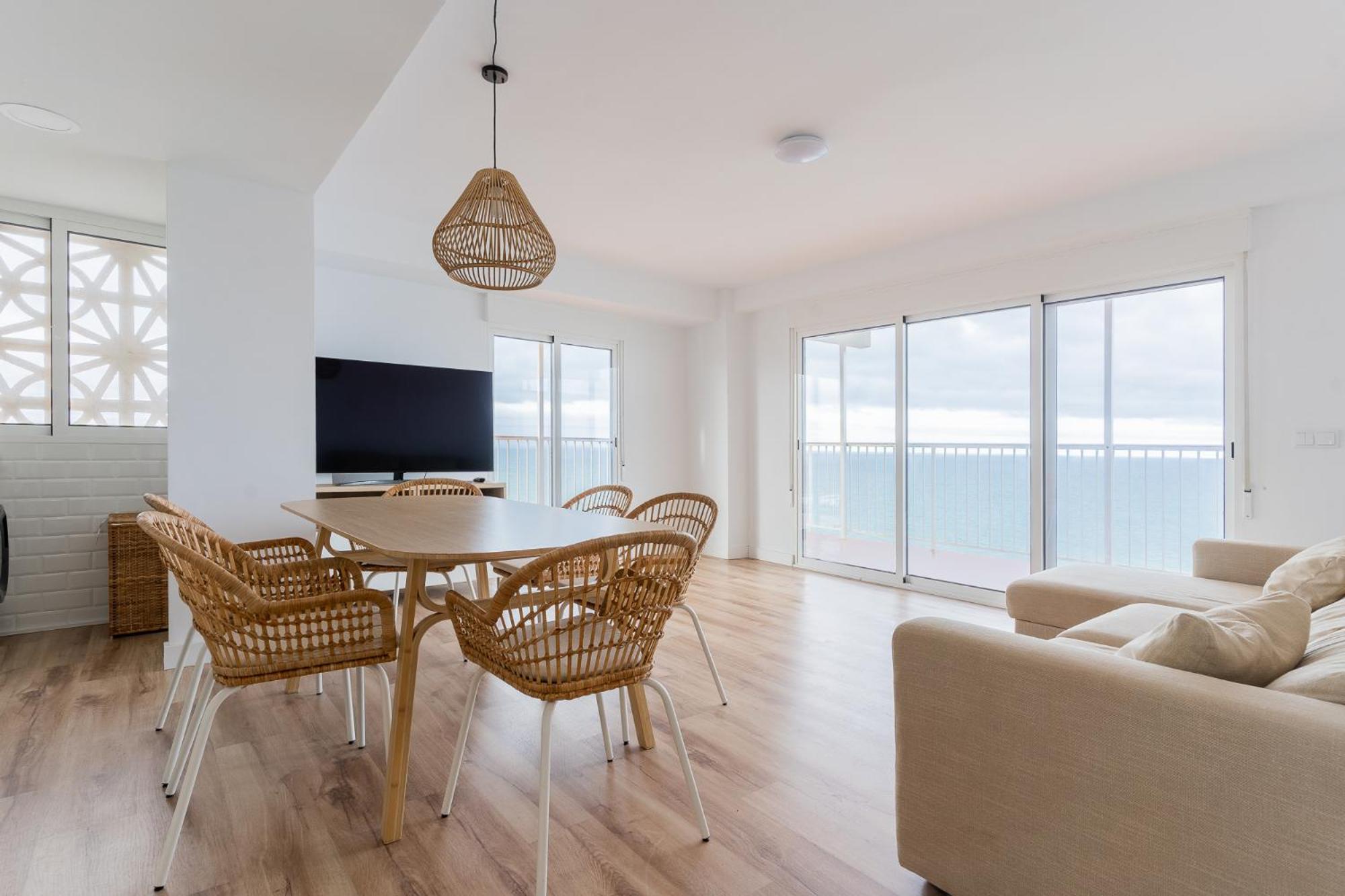 Ocean's Whisper: Les Palmeres Seaview Sanctuary Apartment Valencia