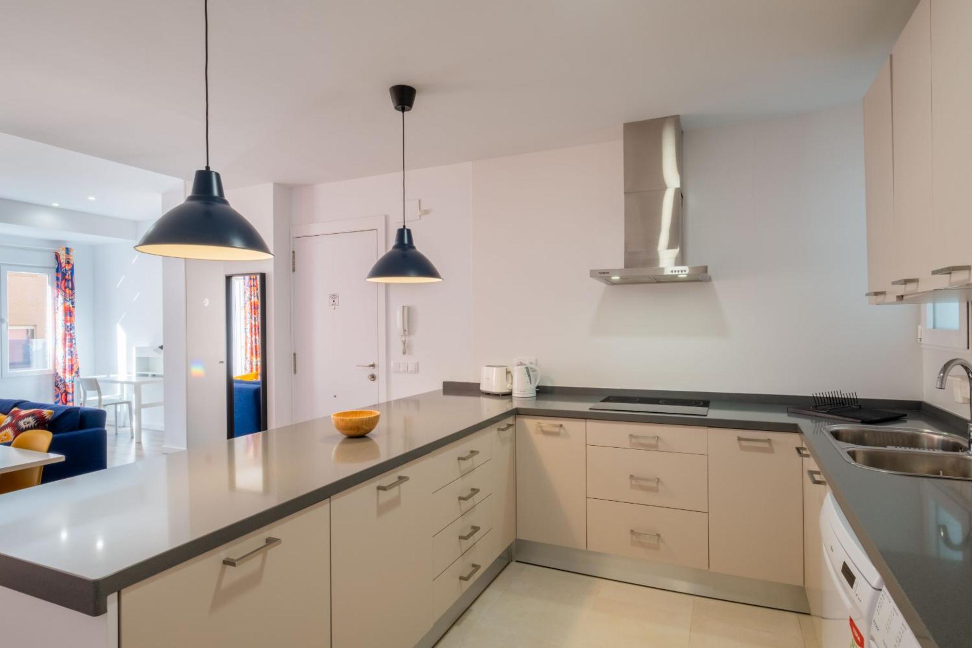 Apartment Spacious Clean & Colorful Quiet Zone *
