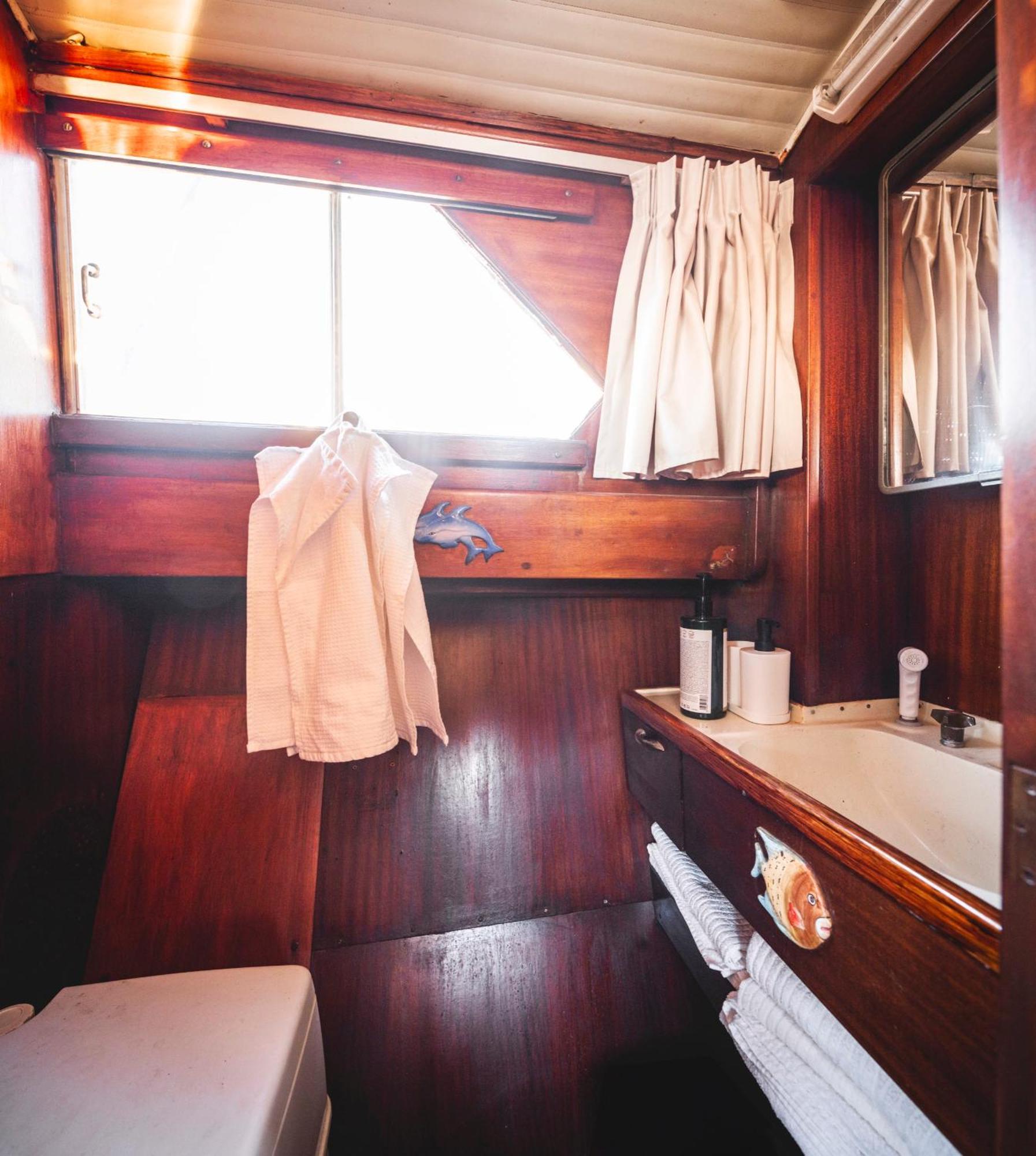 Botel Alojamiento En Barco Oasis *