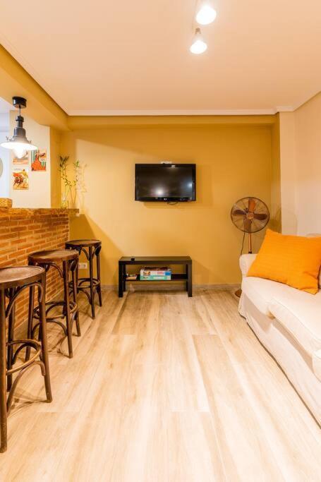 Ciudad Artes Gem: Stylish Near Ruzafa & Apartment