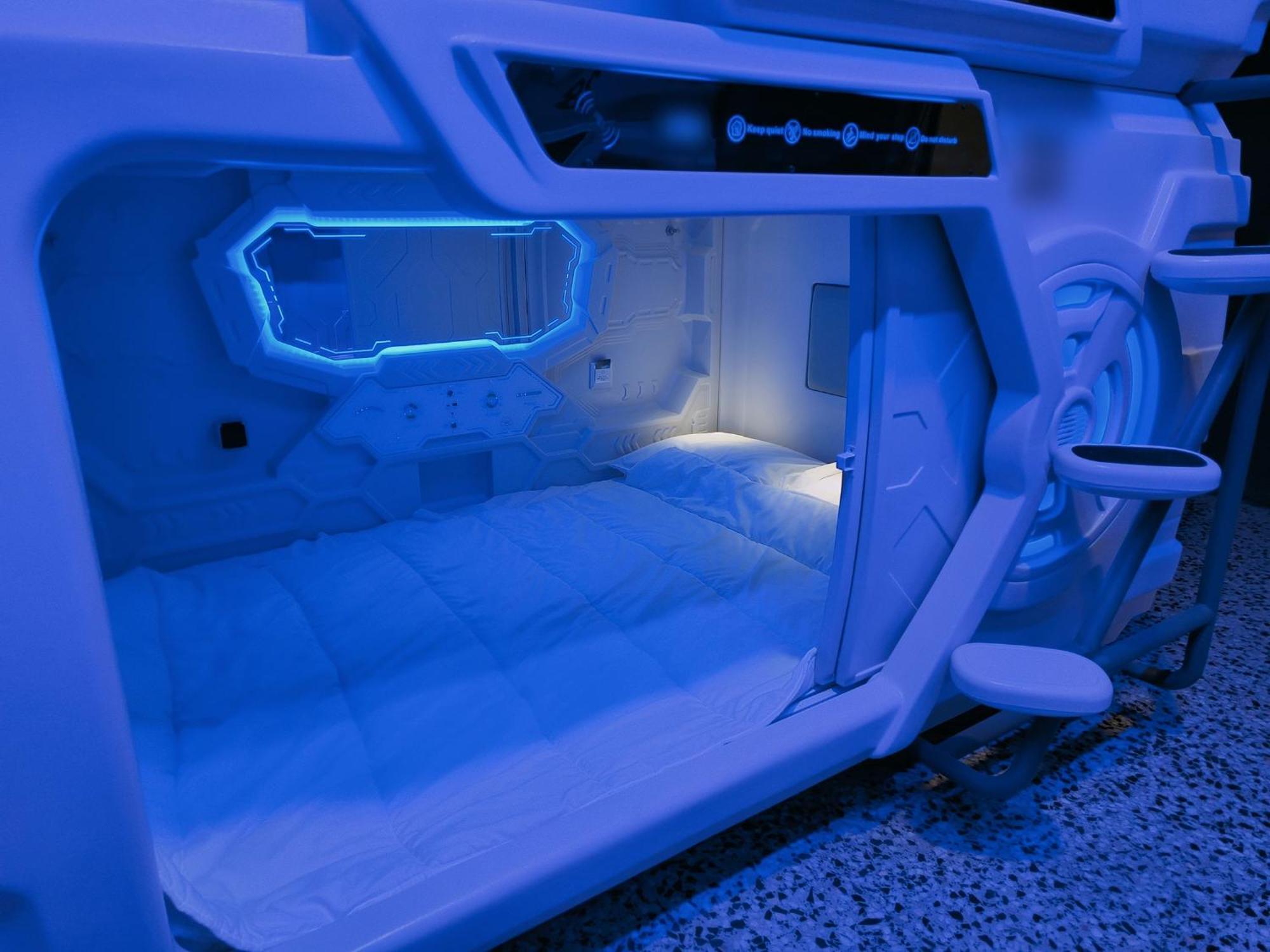 Capsule Capsule hotel *