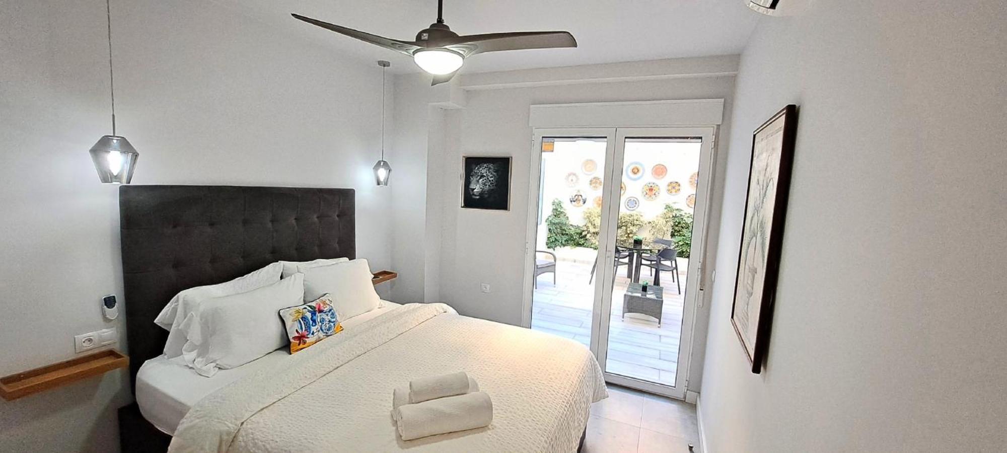 New! Renovated, Centrally Located, Private Entrance, Terrace * Valencia